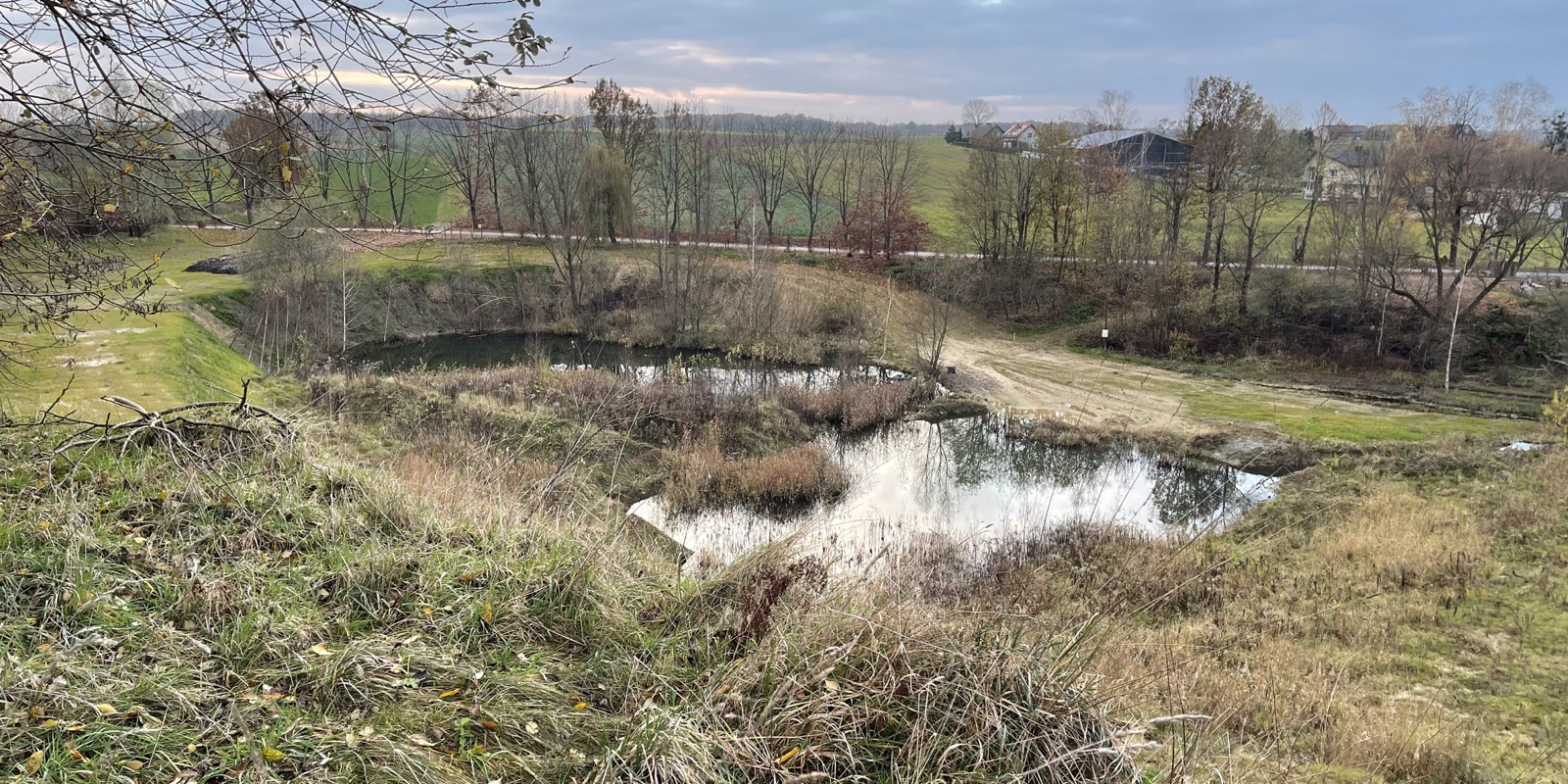 Teren niezabudowany z zielenią i zbiornikiem wodnym